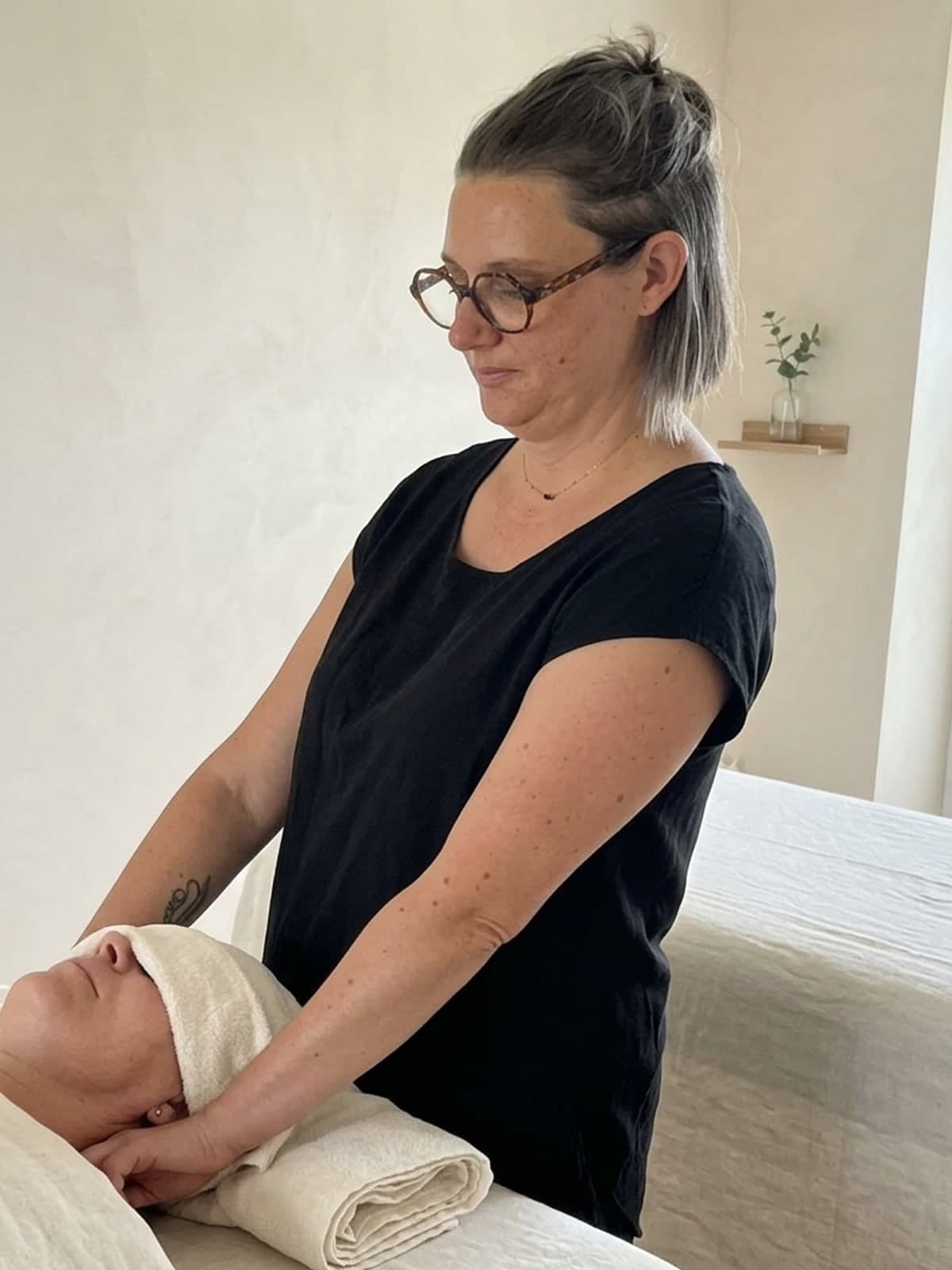 Valérie pratiquant un drainage lymphatique de la nuque
