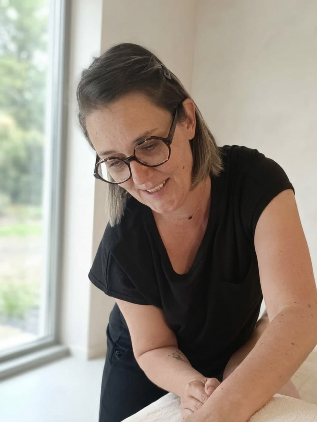 Valérie, praticienne en drainage lymphatique, pendant une séance